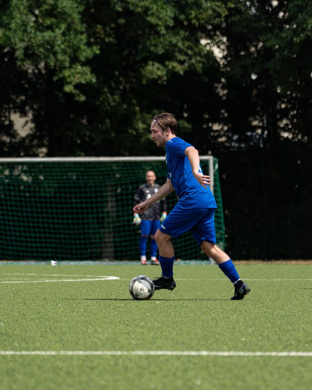 Spieler des FC Alemannia am Ball vor dem Tor
