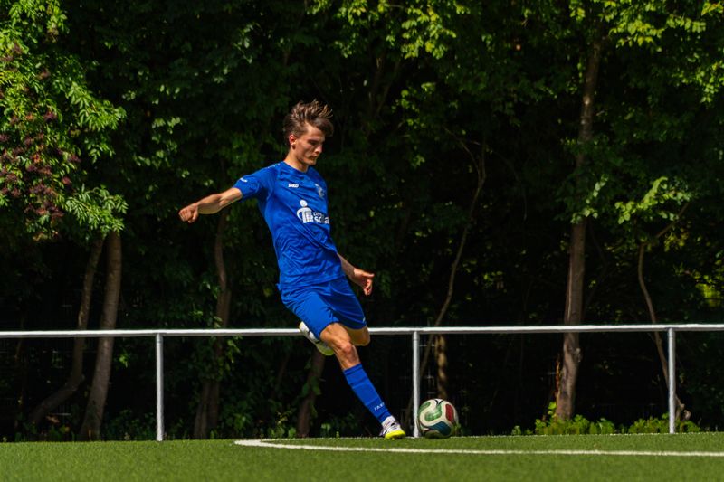 Spieler des FC Alemannia beim Schuss